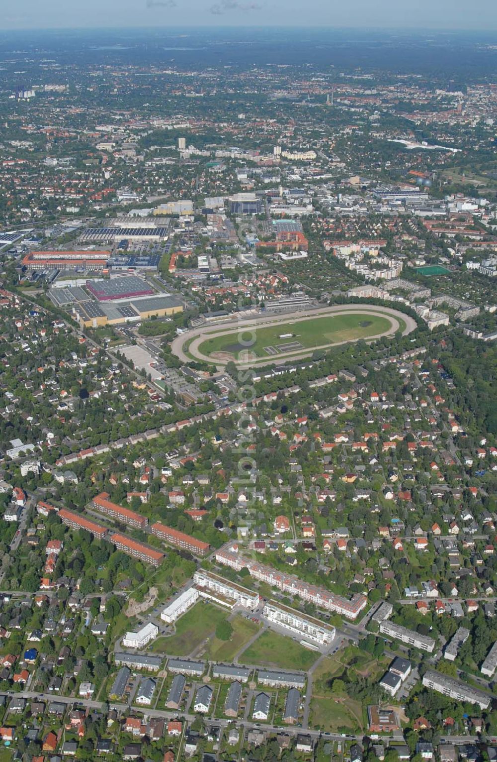 Aerial image Berlin - Blick auf Wohnhäuser und Grundstücke der CDS Berlin GmbH an der Tauernallee in Berlin-Mariendorf