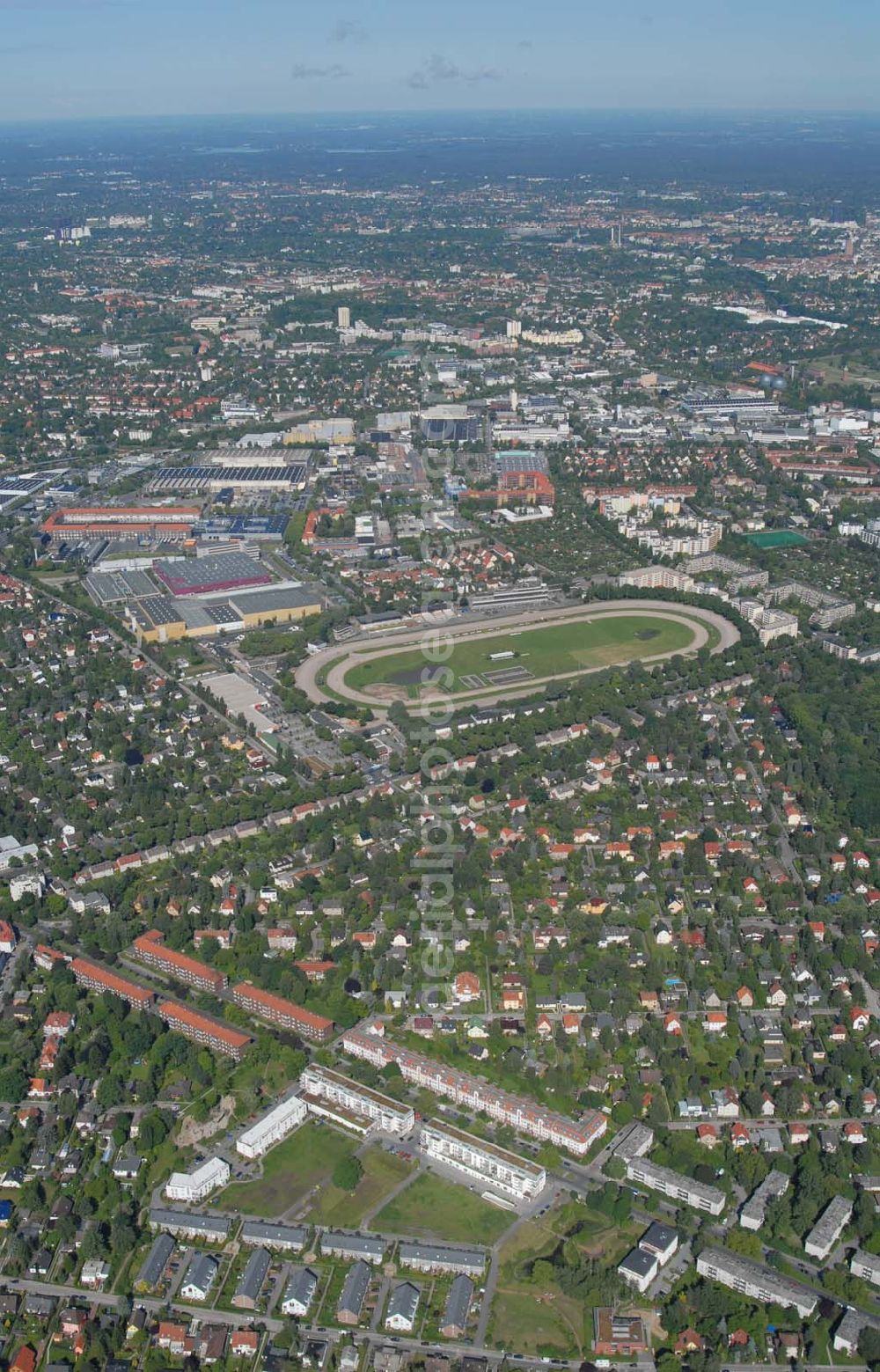 Aerial photograph Berlin - Blick auf Wohnhäuser und Grundstücke der CDS Berlin GmbH an der Tauernallee in Berlin-Mariendorf