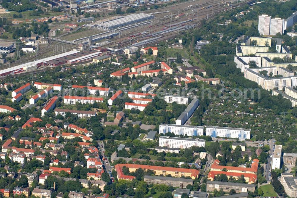 Aerial photograph Berlin - Blick auf Wohnhäuser der Prima Liegenschaftsverwaltung GmbH an der Sewanstraße in Berlin-Lichtenberg