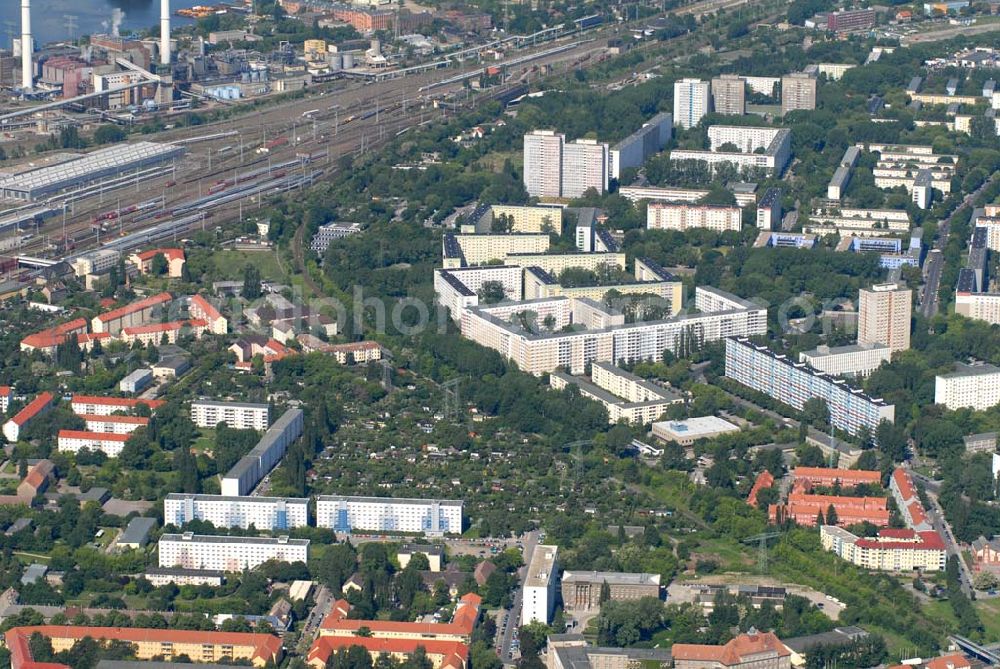 Berlin from above - Blick auf Wohnhäuser der Prima Liegenschaftsverwaltung GmbH an der Sewanstraße in Berlin-Lichtenberg