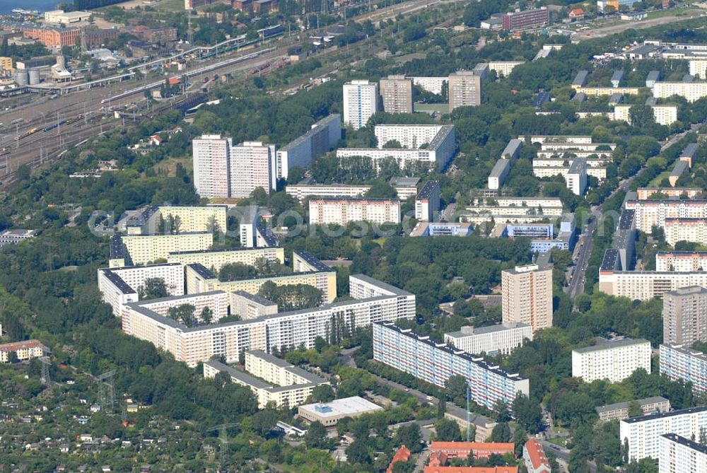 Berlin from the bird's eye view: Blick auf Wohnhäuser der Prima Liegenschaftsverwaltung GmbH an der Sewanstraße in Berlin-Lichtenberg