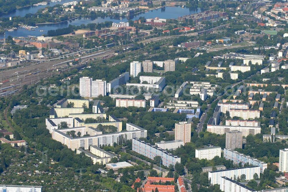 Aerial image Berlin - Blick auf Wohnhäuser der Prima Liegenschaftsverwaltung GmbH an der Sewanstraße in Berlin-Lichtenberg