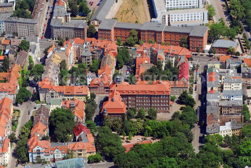 Halle/Saale from the bird's eye view: Blick auf Wohnhäuser an der Reilstraße in Halle, im Hintergrund die Bundesagentur für Arbeit (rotes Backsteingebäude mit Anbau), Kontakt: Agentur für Arbeit Halle, Reilstr. 128, 06114 Halle, Telefon: 0345/5249-0, Fax: 0345/5249-471