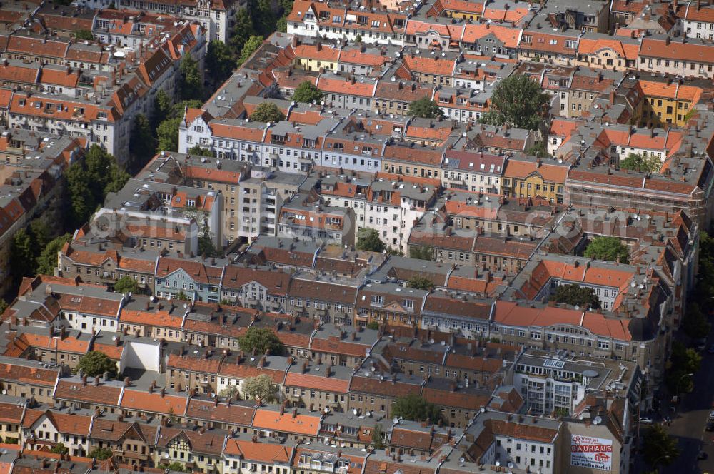 Berlin from the bird's eye view: Blick auf Wohnhäuser des Stadtteils Neukölln in Berlin. Der Ortsteil Neukölln ist der nördlichste und am dichtesten bebaute Teil des Bezirks Neukölln. Bis 1920 war der Ortsteil Neukölln eine eigenständige Stadt, bis 1912 hieß die Stadt Rixdorf.