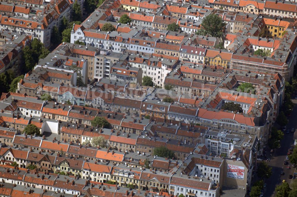 Aerial image Berlin - Blick auf Wohnhäuser des Stadtteils Neukölln in Berlin. Der Ortsteil Neukölln ist der nördlichste und am dichtesten bebaute Teil des Bezirks Neukölln. Bis 1920 war der Ortsteil Neukölln eine eigenständige Stadt, bis 1912 hieß die Stadt Rixdorf.