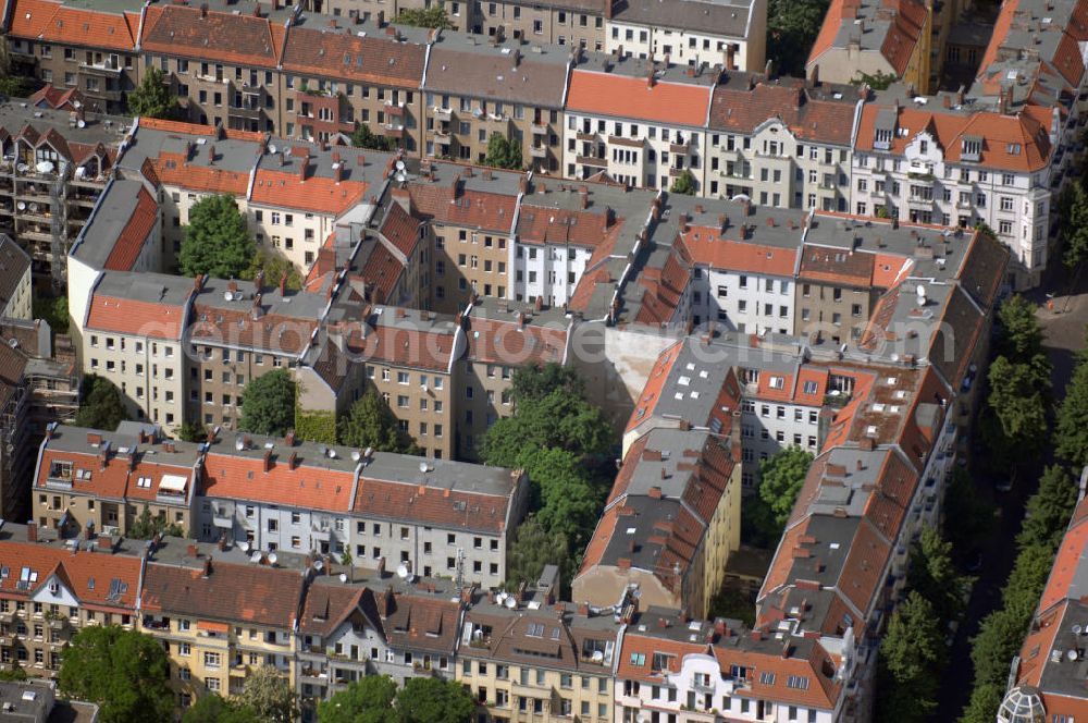 Aerial photograph Berlin - Blick auf Wohnhäuser des Stadtteils Neukölln in Berlin. Der Ortsteil Neukölln ist der nördlichste und am dichtesten bebaute Teil des Bezirks Neukölln. Bis 1920 war der Ortsteil Neukölln eine eigenständige Stadt, bis 1912 hieß die Stadt Rixdorf.