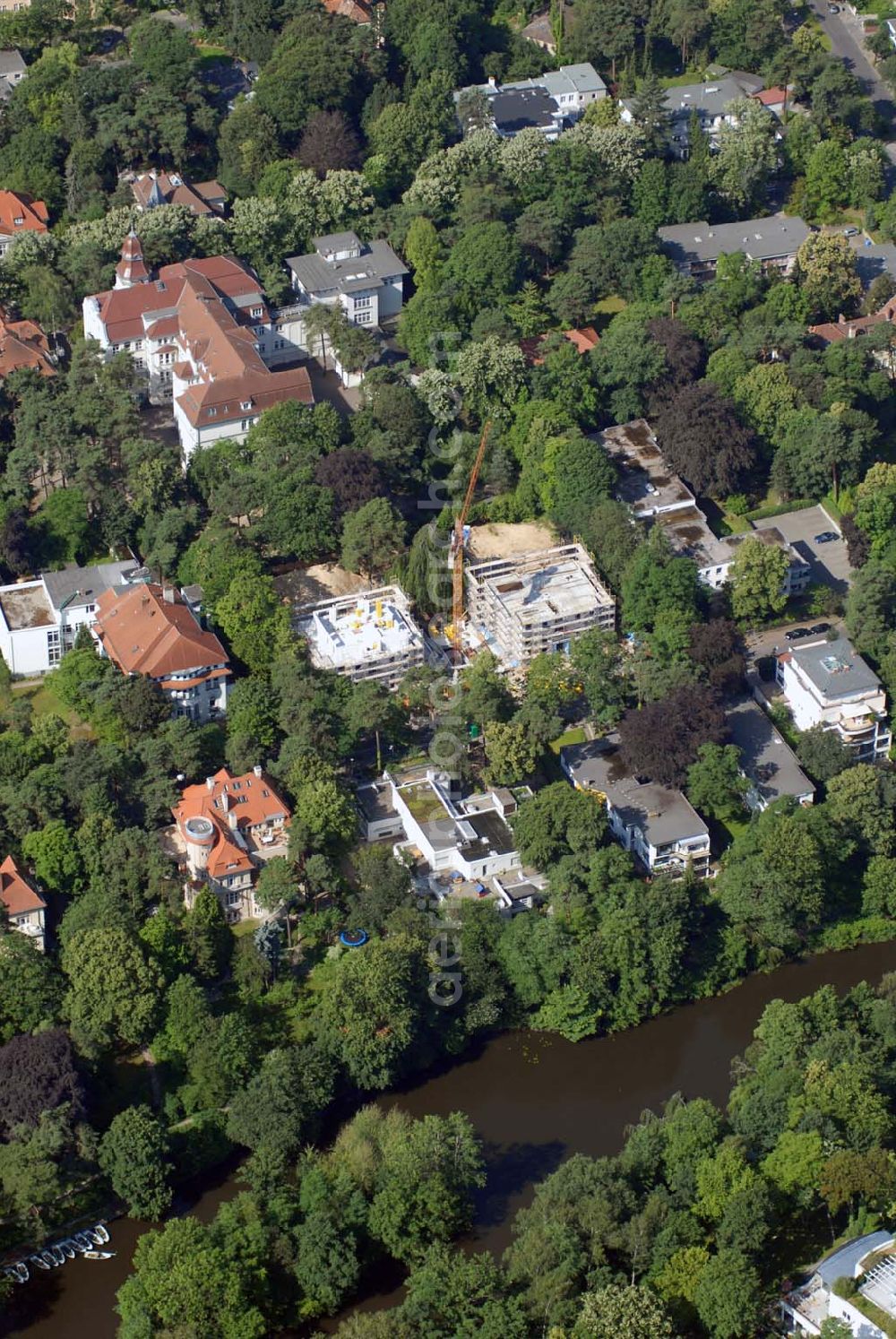 Aerial image Berlin - Blick auf das Wohnneubaubaufeld der PREMIER Wohnbau an der Delbrückstrasse in Berlin-Steglitz an der Hundekehle.