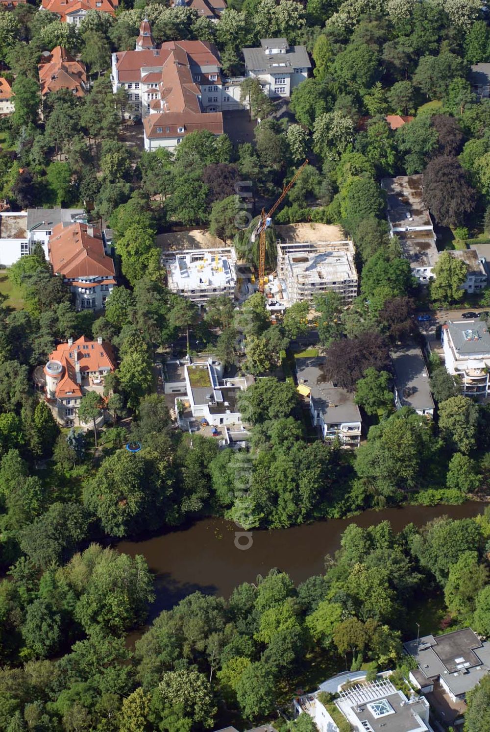 Aerial photograph Berlin - Blick auf das Wohnneubaubaufeld der PREMIER Wohnbau an der Delbrückstrasse in Berlin-Steglitz an der Hundekehle.