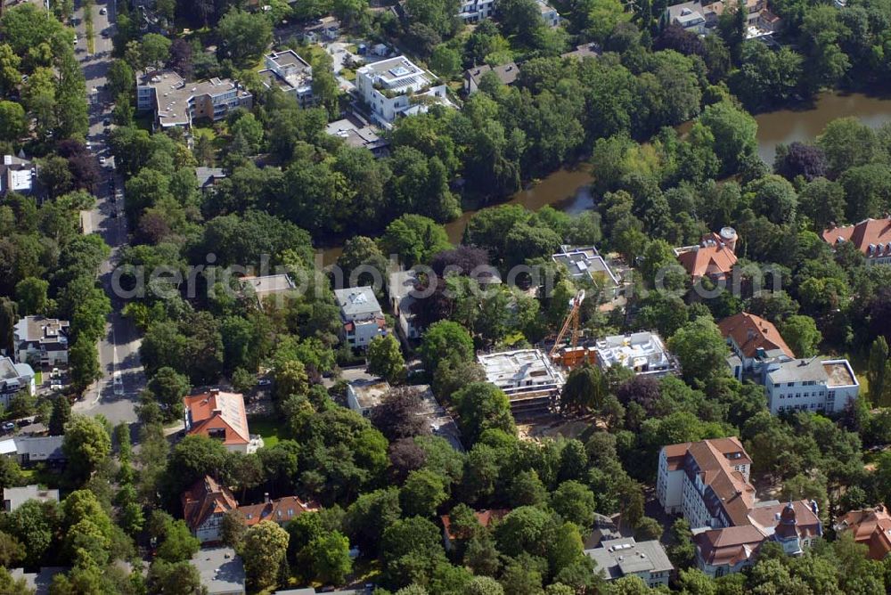 Aerial image Berlin - Blick auf das Wohnneubaubaufeld der PREMIER Wohnbau an der Delbrückstrasse in Berlin-Steglitz an der Hundekehle.