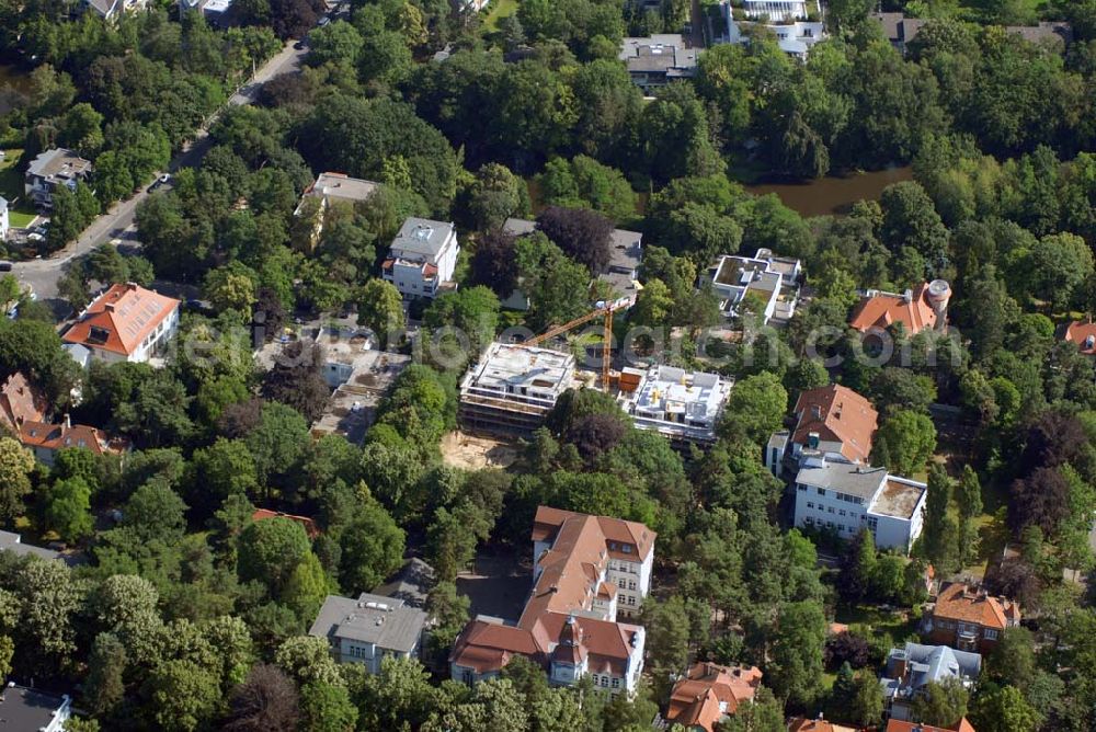 Aerial photograph Berlin - Blick auf das Wohnneubaubaufeld der PREMIER Wohnbau an der Delbrückstrasse in Berlin-Steglitz an der Hundekehle.