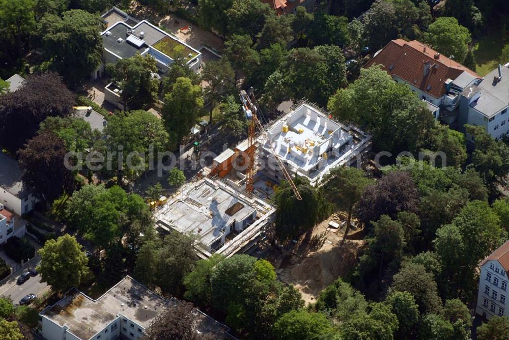 Aerial photograph Berlin - Blick auf das Wohnneubaubaufeld der PREMIER Wohnbau an der Delbrückstrasse in Berlin-Steglitz an der Hundekehle.