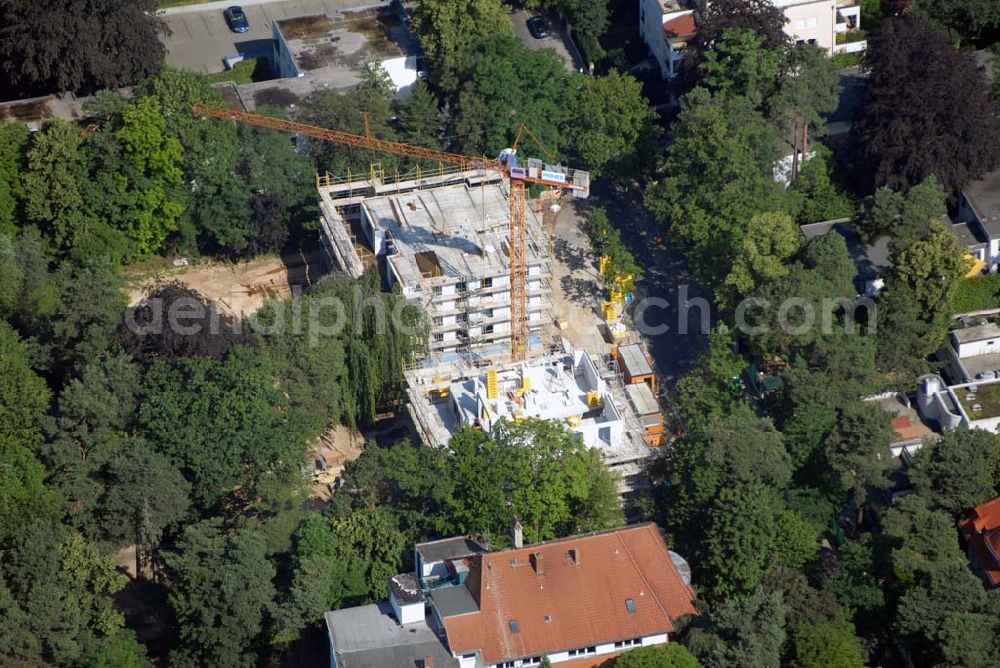 Berlin from above - Blick auf das Wohnneubaubaufeld der PREMIER Wohnbau an der Delbrückstrasse in Berlin-Steglitz an der Hundekehle.