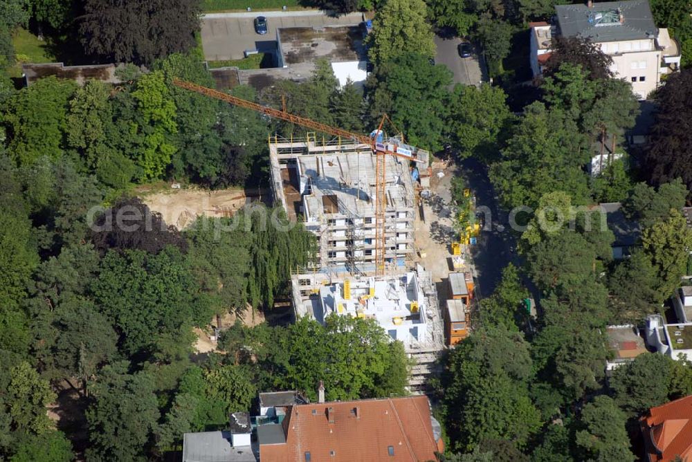 Berlin from the bird's eye view: Blick auf das Wohnneubaubaufeld der PREMIER Wohnbau an der Delbrückstrasse in Berlin-Steglitz an der Hundekehle.