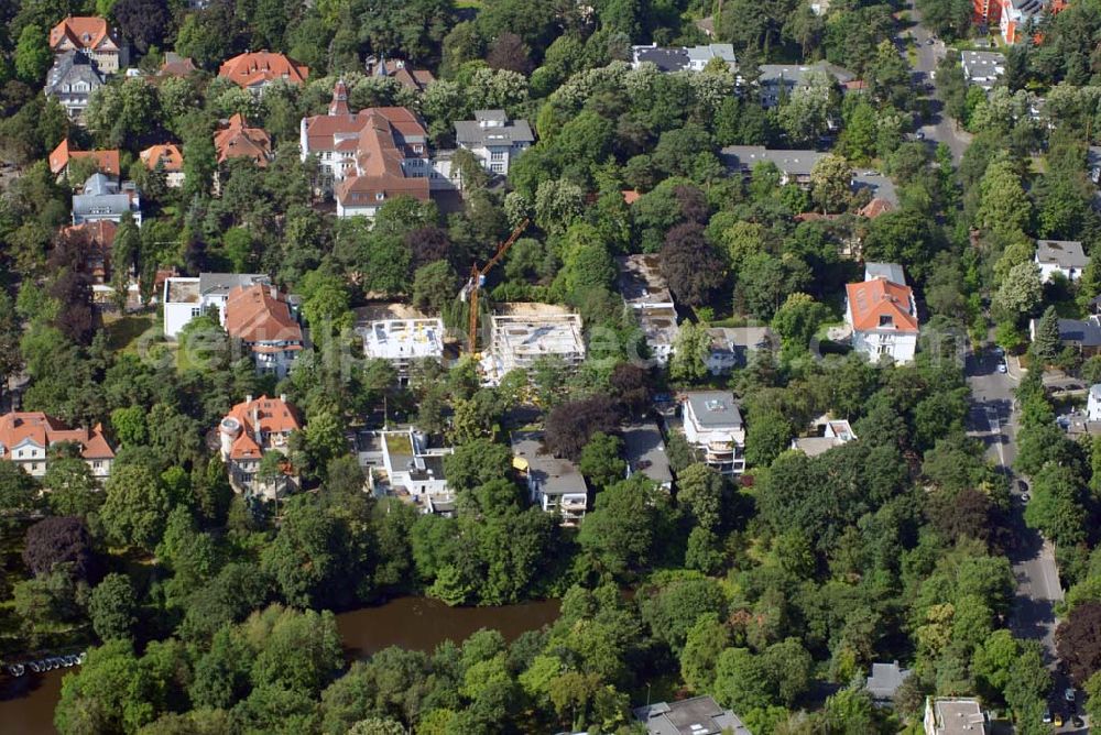 Aerial photograph Berlin - Blick auf das Wohnneubaubaufeld der PREMIER Wohnbau an der Delbrückstrasse in Berlin-Steglitz an der Hundekehle.