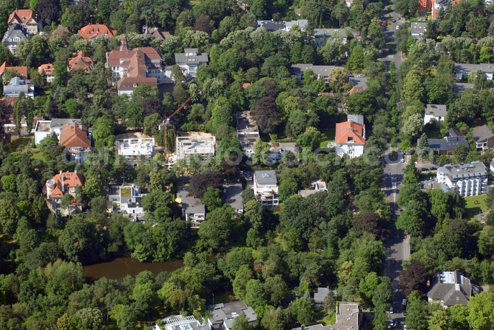 Berlin from above - Blick auf das Wohnneubaubaufeld der PREMIER Wohnbau an der Delbrückstrasse in Berlin-Steglitz an der Hundekehle.