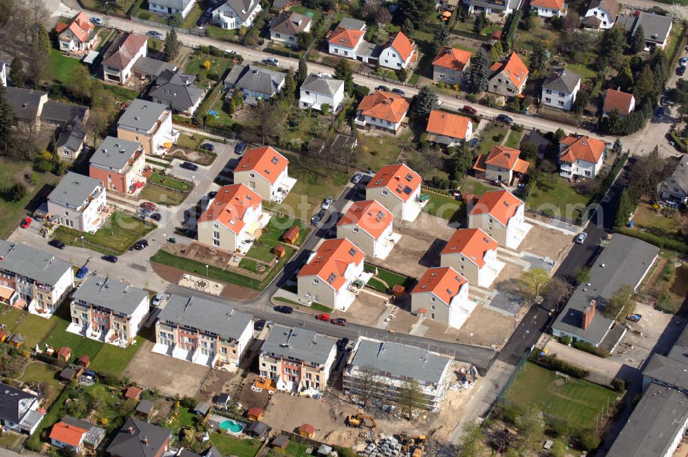 Aerial photograph Berlin - Blick auf das Wohnneubaubaufeld der PREMIER Wohnbau am Werdohler Weg in 13570 Berlin Tegel