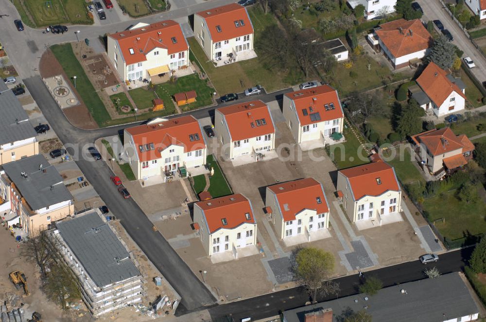 Aerial image Berlin - Blick auf das Wohnneubaubaufeld der PREMIER Wohnbau am Werdohler Weg in 13570 Berlin Tegel