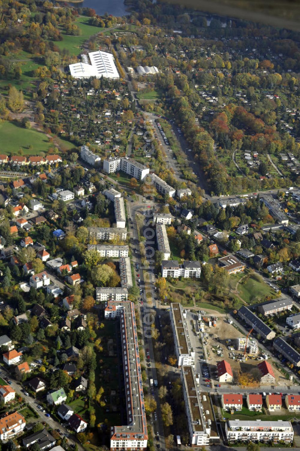 Aerial photograph Berlin - Blick auf das Wohnneubaugebiet der cds Wohnbau Berlin GmbH an der Tauernallee / Im Lesachtal, Wetzmannweg, Quarzweg in 12107 Berlin-Mariendorf. cds Wohnbau Berlin GmbH, Reinhardtstraße 8 in 10117 BERLIN. berlin@cds-wohnbau.de