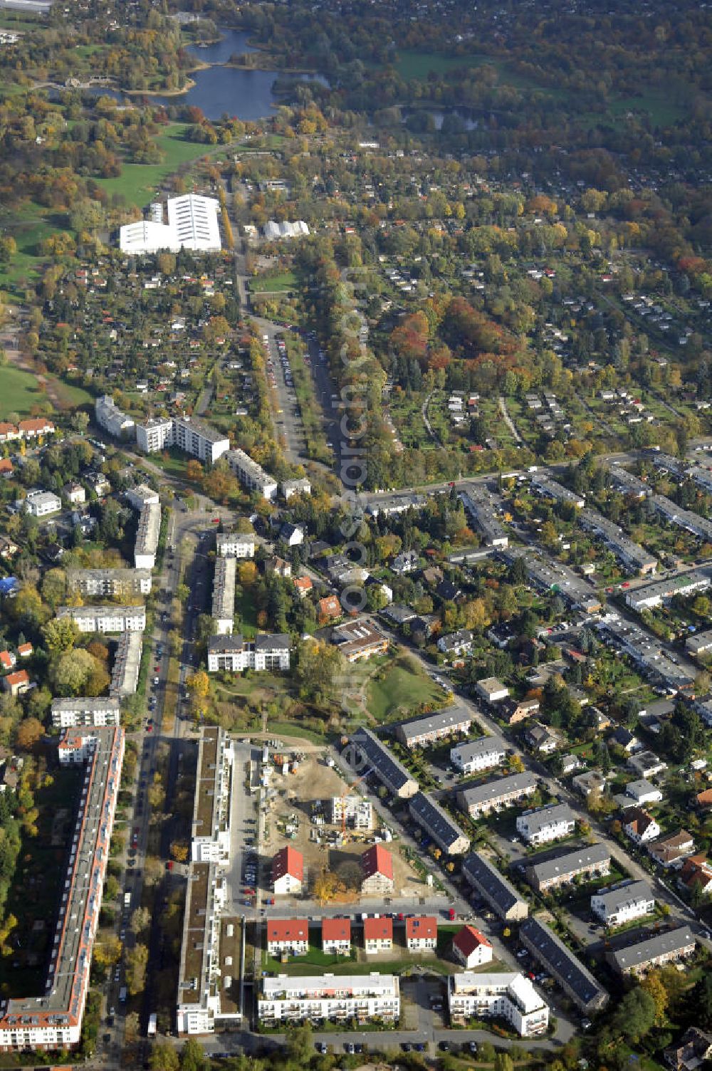 Berlin from above - Blick auf das Wohnneubaugebiet der cds Wohnbau Berlin GmbH an der Tauernallee / Im Lesachtal, Wetzmannweg, Quarzweg in 12107 Berlin-Mariendorf. cds Wohnbau Berlin GmbH, Reinhardtstraße 8 in 10117 BERLIN. berlin@cds-wohnbau.de