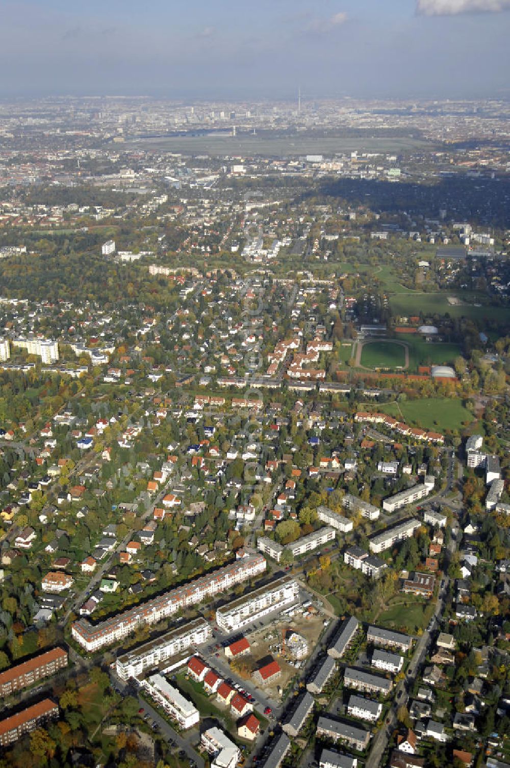 Berlin from above - Blick auf das Wohnneubaugebiet der cds Wohnbau Berlin GmbH an der Tauernallee / Im Lesachtal, Wetzmannweg, Quarzweg in 12107 Berlin-Mariendorf. cds Wohnbau Berlin GmbH, Reinhardtstraße 8 in 10117 BERLIN. berlin@cds-wohnbau.de