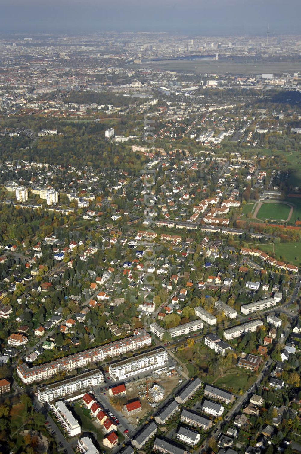 Berlin from the bird's eye view: Blick auf das Wohnneubaugebiet der cds Wohnbau Berlin GmbH an der Tauernallee / Im Lesachtal, Wetzmannweg, Quarzweg in 12107 Berlin-Mariendorf. cds Wohnbau Berlin GmbH, Reinhardtstraße 8 in 10117 BERLIN. berlin@cds-wohnbau.de