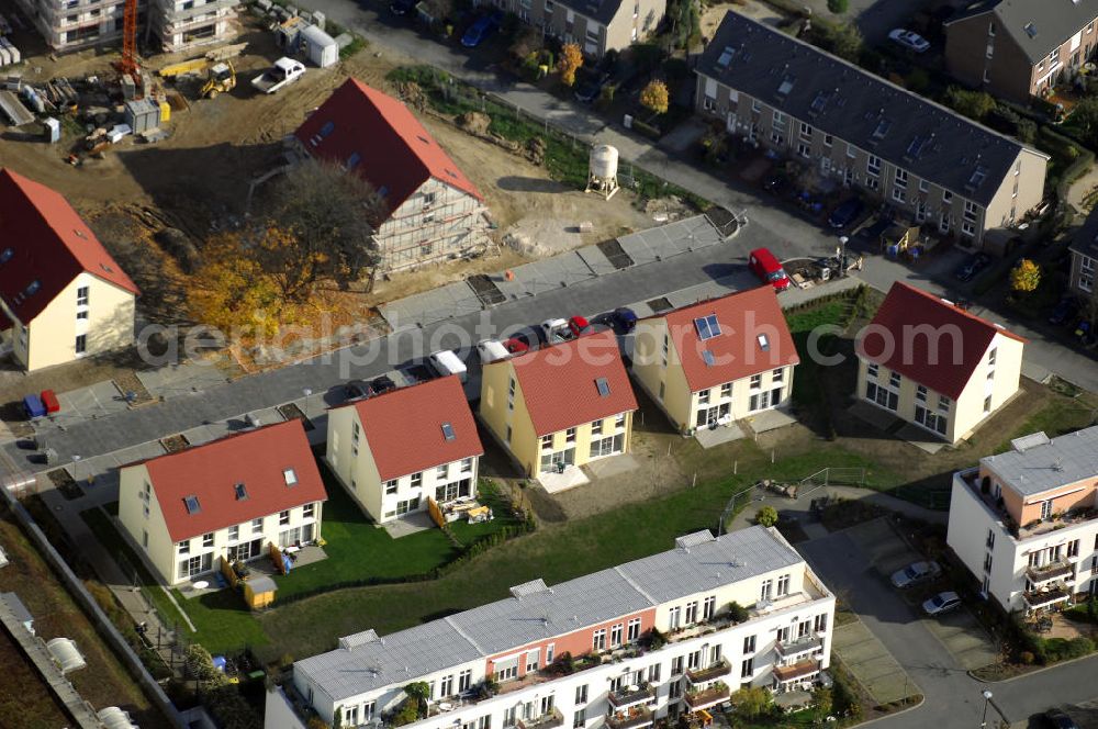 Berlin from the bird's eye view: Blick auf das Wohnneubaugebiet der cds Wohnbau Berlin GmbH an der Tauernallee / Im Lesachtal, Wetzmannweg, Quarzweg in 12107 Berlin-Mariendorf. cds Wohnbau Berlin GmbH, Reinhardtstraße 8 in 10117 BERLIN. berlin@cds-wohnbau.de