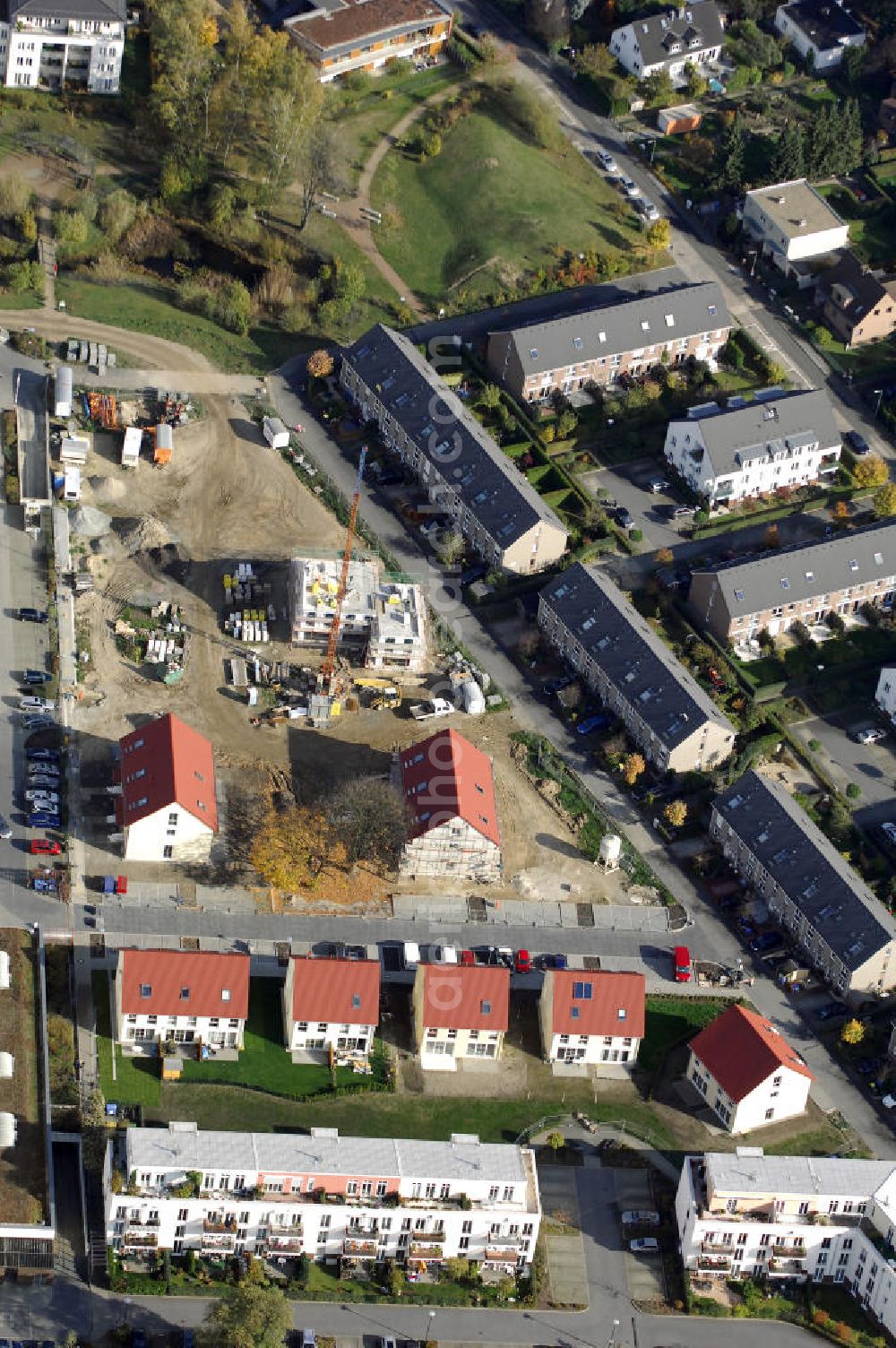 Berlin from above - Blick auf das Wohnneubaugebiet der cds Wohnbau Berlin GmbH an der Tauernallee / Im Lesachtal, Wetzmannweg, Quarzweg in 12107 Berlin-Mariendorf. cds Wohnbau Berlin GmbH, Reinhardtstraße 8 in 10117 BERLIN. berlin@cds-wohnbau.de