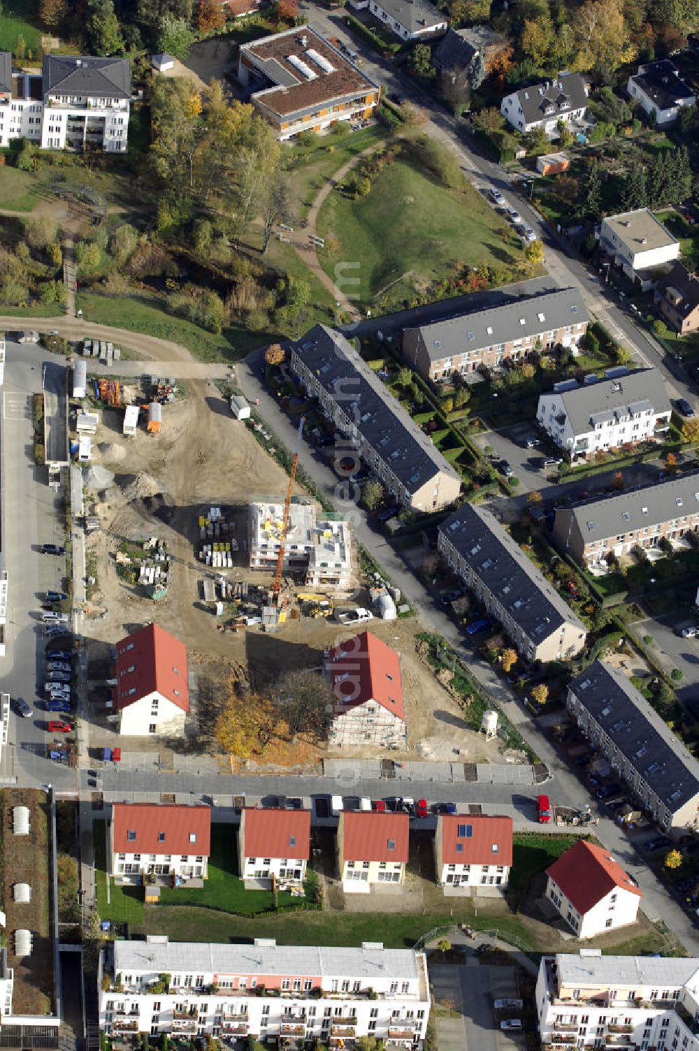 Berlin from the bird's eye view: Blick auf das Wohnneubaugebiet der cds Wohnbau Berlin GmbH an der Tauernallee / Im Lesachtal, Wetzmannweg, Quarzweg in 12107 Berlin-Mariendorf. cds Wohnbau Berlin GmbH, Reinhardtstraße 8 in 10117 BERLIN. berlin@cds-wohnbau.de