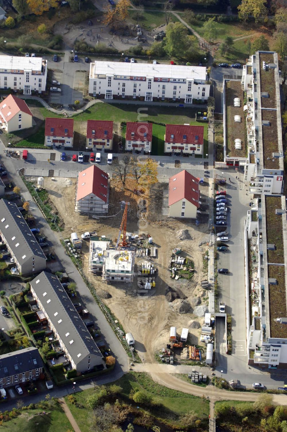 Berlin from the bird's eye view: Blick auf das Wohnneubaugebiet der cds Wohnbau Berlin GmbH an der Tauernallee / Im Lesachtal, Wetzmannweg, Quarzweg in 12107 Berlin-Mariendorf. cds Wohnbau Berlin GmbH, Reinhardtstraße 8 in 10117 BERLIN. berlin@cds-wohnbau.de