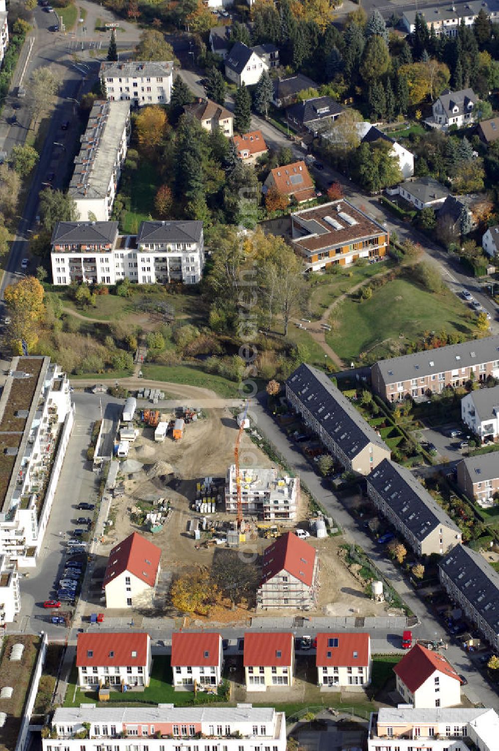 Berlin from the bird's eye view: Blick auf das Wohnneubaugebiet der cds Wohnbau Berlin GmbH an der Tauernallee / Im Lesachtal, Wetzmannweg, Quarzweg in 12107 Berlin-Mariendorf. cds Wohnbau Berlin GmbH, Reinhardtstraße 8 in 10117 BERLIN. berlin@cds-wohnbau.de