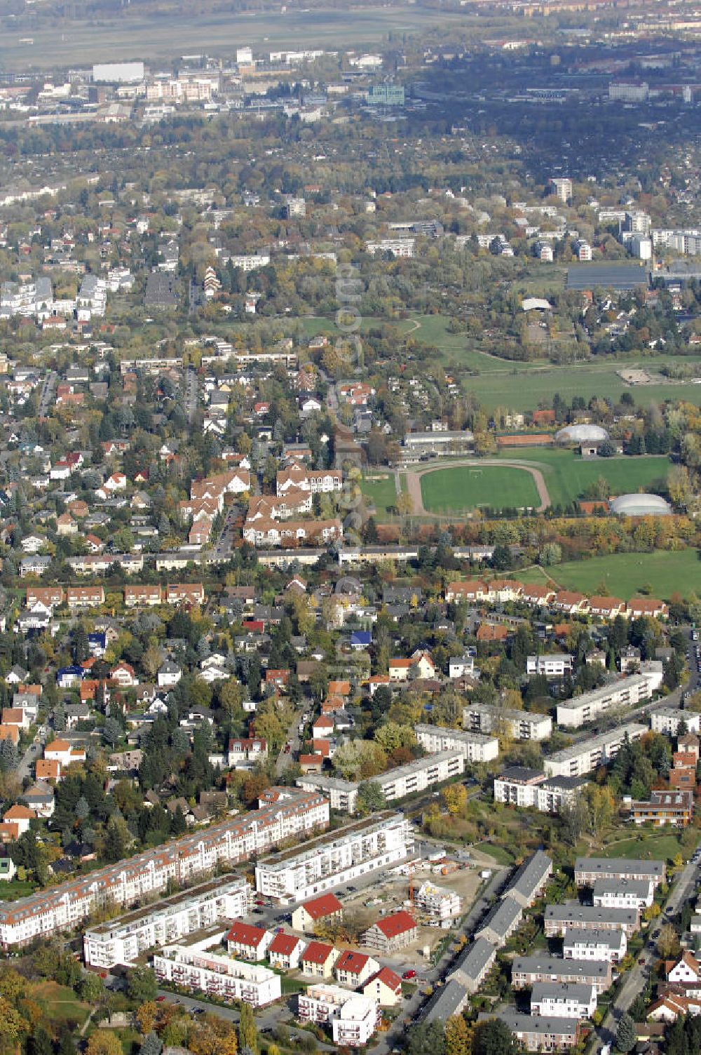 Aerial photograph Berlin - Blick auf das Wohnneubaugebiet der cds Wohnbau Berlin GmbH an der Tauernallee / Im Lesachtal, Wetzmannweg, Quarzweg in 12107 Berlin-Mariendorf. cds Wohnbau Berlin GmbH, Reinhardtstraße 8 in 10117 BERLIN. berlin@cds-wohnbau.de