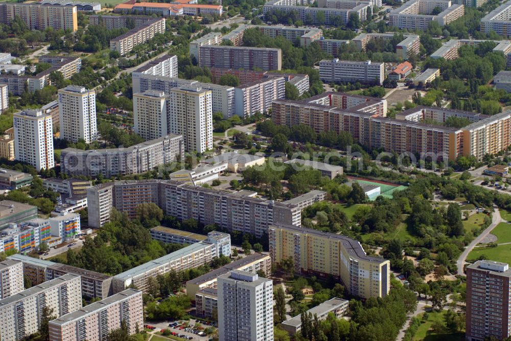 Berlin from the bird's eye view: Blick auf die Wohnsiedlung um den Bürgerpark von Marzahn Hellersdorf in Berlin. Inmitten der Plattenbauten befindet sich der Bürgerpark, der den Mittelpunkt des Wohngebietes von Marzahn Hellersdorf bildet. Neben den Hochhäusern ist der Park eine grüne Abwechslung, die den Bewohnern als Freizeit - und Erholungsstätte dient.