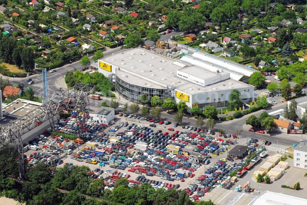 Aerial photograph Berlin - Blick auf den Zack Baumarkt und Gartendiscount in der Teilestrasse 34-38 in 12099 Berlin Tempelhof. Telefon: 030-757944-0 Fax: 030-757944-10