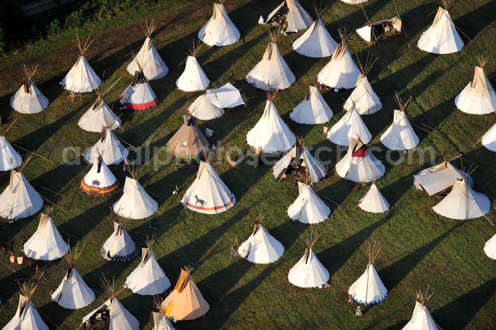Aerial photograph Seddiner See - View of a tent camp in the district Kähnsdorf of the municipality Seddiner See in Brandenburg. The Indians meeting the Week found by the German Indianistikbund took place with about 1,000 Indians fans on a field. The participants ,who spent the nights in tipis, presented adjusted the lives of the Indians for ten days