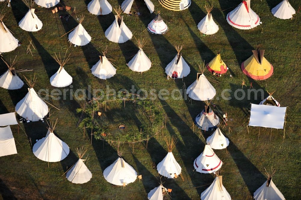 Seddiner See from the bird's eye view: View of a tent camp in the district Kähnsdorf of the municipality Seddiner See in Brandenburg. The Indians meeting the Week found by the German Indianistikbund took place with about 1,000 Indians fans on a field. The participants ,who spent the nights in tipis, presented adjusted the lives of the Indians for ten days