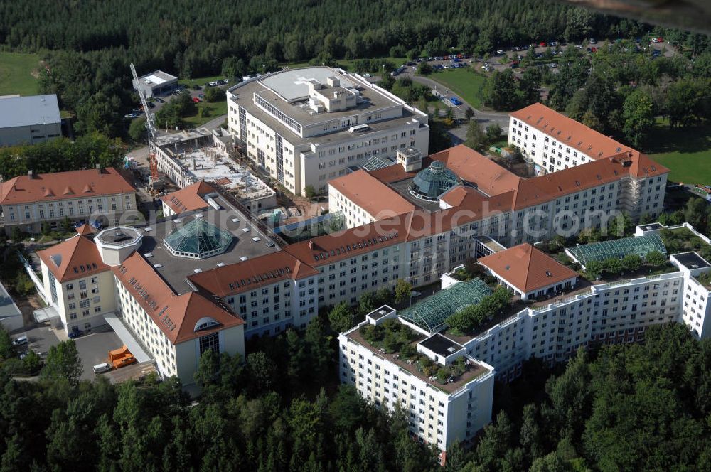 Aerial photograph Bad Berka - Blick auf die Zentralklinik Bad Berka in Thüringen. Sie liegt zehn Kilometer entfernt von Weimar und ist mit 1.300 Mitarbeitern der größte Arbeitgeber in der Region. Die Klinik wurde seit 1992 immer wieder modernisiert und teilweise erneuert. Die Anfänge der Klinik reichen bis 1898 zurück. Damals waren die Kapazitäten sehr gering und der Aufenthalt in der Heilstätte auf 13 Wochen begrenzt. Mit den Jahren wuchs die damalige Sophienheilstätte und so kam es, dass in den 50er Jahren eine neue Klinik geschaffen wurde, die sich nicht mehr nur der Behandlung von Tuberkulose widmet. Kontakt: Zentralklinik Bad Berka GmbH, Robert-Koch-Allee 9 99437 Bad Berka, Tel. +49(0)36458 50, Fax +49(0)36458 42180, Email: gf@zentralklinik-bad-berka.de