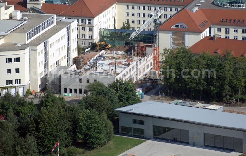 Bad Berka from above - Blick auf die Zentralklinik Bad Berka in Thüringen. Sie liegt zehn Kilometer entfernt von Weimar und ist mit 1.300 Mitarbeitern der größte Arbeitgeber in der Region. Die Klinik wurde seit 1992 immer wieder modernisiert und teilweise erneuert. Die Anfänge der Klinik reichen bis 1898 zurück. Damals waren die Kapazitäten sehr gering und der Aufenthalt in der Heilstätte auf 13 Wochen begrenzt. Mit den Jahren wuchs die damalige Sophienheilstätte und so kam es, dass in den 50er Jahren eine neue Klinik geschaffen wurde, die sich nicht mehr nur der Behandlung von Tuberkulose widmet. Hier im Bild ist der Bau der Fachklinik für Allgemeine Chirurgie/ Viszeralchirurgie und Innere Medizin/ Gastroenterologie, Onkologie und Endokrinologie zu sehen. Kontakt: Zentralklinik Bad Berka GmbH, Robert-Koch-Allee 9 99437 Bad Berka, Tel. +49(0)36458 50, Fax +49(0)36458 42180, Email: gf@zentralklinik-bad-berka.de