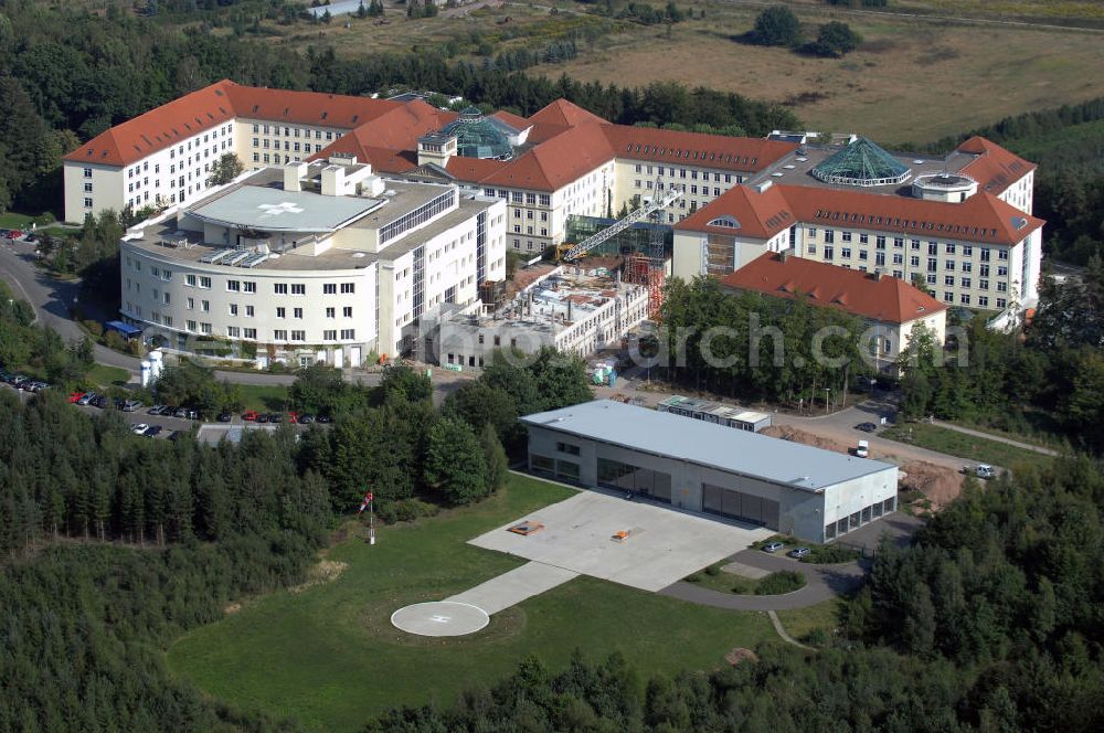 Bad Berka from the bird's eye view: Blick auf die Zentralklinik Bad Berka in Thüringen. Sie liegt zehn Kilometer entfernt von Weimar und ist mit 1.300 Mitarbeitern der größte Arbeitgeber in der Region. Die Klinik wurde seit 1992 immer wieder modernisiert und teilweise erneuert. Die Anfänge der Klinik reichen bis 1898 zurück. Damals waren die Kapazitäten sehr gering und der Aufenthalt in der Heilstätte auf 13 Wochen begrenzt. Mit den Jahren wuchs die damalige Sophienheilstätte und so kam es, dass in den 50er Jahren eine neue Klinik geschaffen wurde, die sich nicht mehr nur der Behandlung von Tuberkulose widmet. Kontakt: Zentralklinik Bad Berka GmbH, Robert-Koch-Allee 9 99437 Bad Berka, Tel. +49(0)36458 50, Fax +49(0)36458 42180, Email: gf@zentralklinik-bad-berka.de