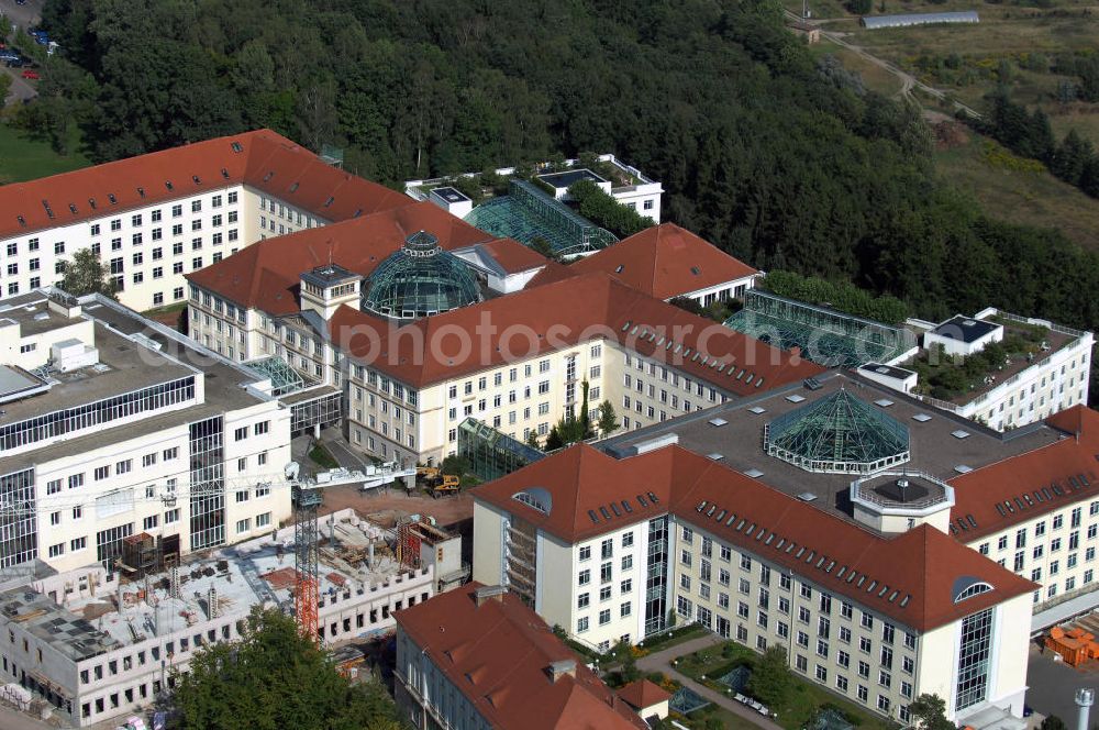 Bad Berka from above - Blick auf die Zentralklinik Bad Berka in Thüringen. Sie liegt zehn Kilometer entfernt von Weimar und ist mit 1.300 Mitarbeitern der größte Arbeitgeber in der Region. Die Klinik wurde seit 1992 immer wieder modernisiert und teilweise erneuert. Die Anfänge der Klinik reichen bis 1898 zurück. Damals waren die Kapazitäten sehr gering und der Aufenthalt in der Heilstätte auf 13 Wochen begrenzt. Mit den Jahren wuchs die damalige Sophienheilstätte und so kam es, dass in den 50er Jahren eine neue Klinik geschaffen wurde, die sich nicht mehr nur der Behandlung von Tuberkulose widmet. Kontakt: Zentralklinik Bad Berka GmbH, Robert-Koch-Allee 9 99437 Bad Berka, Tel. +49(0)36458 50, Fax +49(0)36458 42180, Email: gf@zentralklinik-bad-berka.de