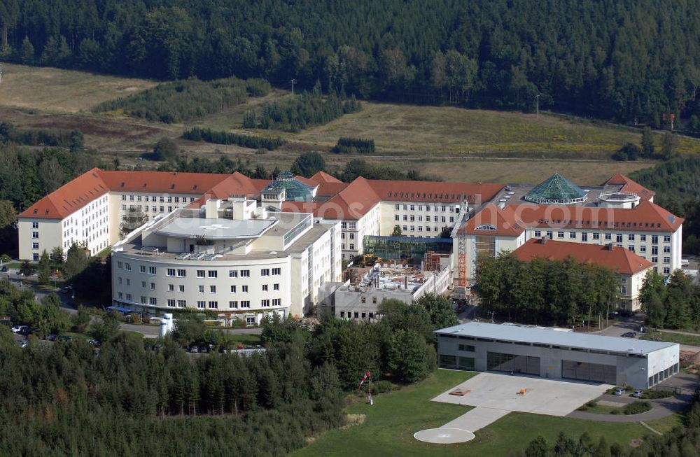 Bad Berka from the bird's eye view: Blick auf die Zentralklinik Bad Berka in Thüringen. Sie liegt zehn Kilometer entfernt von Weimar und ist mit 1.300 Mitarbeitern der größte Arbeitgeber in der Region. Die Klinik wurde seit 1992 immer wieder modernisiert und teilweise erneuert. Die Anfänge der Klinik reichen bis 1898 zurück. Damals waren die Kapazitäten sehr gering und der Aufenthalt in der Heilstätte auf 13 Wochen begrenzt. Mit den Jahren wuchs die damalige Sophienheilstätte und so kam es, dass in den 50er Jahren eine neue Klinik geschaffen wurde, die sich nicht mehr nur der Behandlung von Tuberkulose widmet. Kontakt: Zentralklinik Bad Berka GmbH, Robert-Koch-Allee 9 99437 Bad Berka, Tel. +49(0)36458 50, Fax +49(0)36458 42180, Email: gf@zentralklinik-bad-berka.de