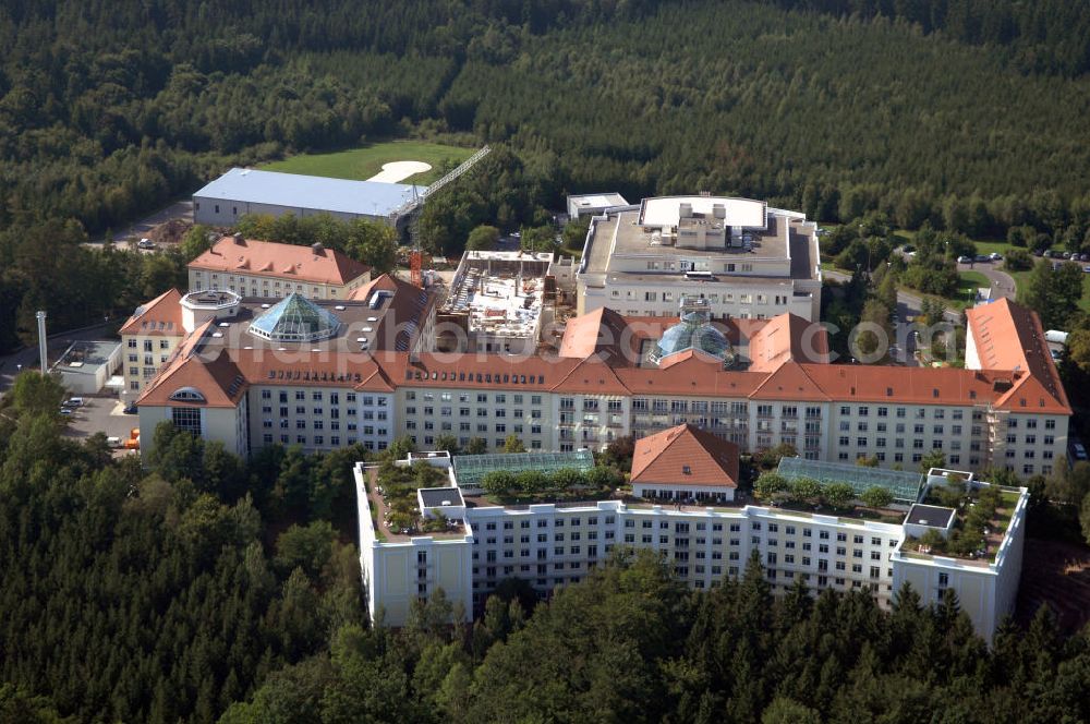 Aerial image Bad Berka - Blick auf die Zentralklinik Bad Berka in Thüringen. Sie liegt zehn Kilometer entfernt von Weimar und ist mit 1.300 Mitarbeitern der größte Arbeitgeber in der Region. Die Klinik wurde seit 1992 immer wieder modernisiert und teilweise erneuert. Die Anfänge der Klinik reichen bis 1898 zurück. Damals waren die Kapazitäten sehr gering und der Aufenthalt in der Heilstätte auf 13 Wochen begrenzt. Mit den Jahren wuchs die damalige Sophienheilstätte und so kam es, dass in den 50er Jahren eine neue Klinik geschaffen wurde, die sich nicht mehr nur der Behandlung von Tuberkulose widmet. Kontakt: Zentralklinik Bad Berka GmbH, Robert-Koch-Allee 9 99437 Bad Berka, Tel. +49(0)36458 50, Fax +49(0)36458 42180, Email: gf@zentralklinik-bad-berka.de