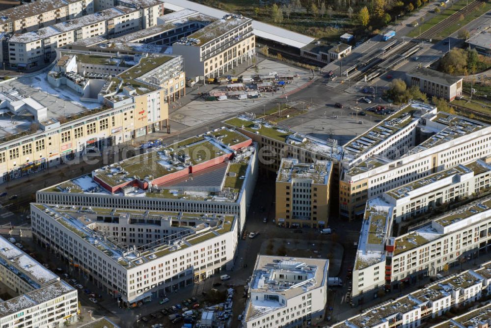 Aerial photograph Berlin - Blick auf das Stadtteilzentrum Helle-Mitte im Berliner Bezirk Marzahn-Hellersdorf. Es wurde im September 1997 eröffnet und bietet viel Abwechslung. Unter an derem befindet sich dort ein Kino, viele Geschäfte und Boutiquen, Restaurants, ein Ärztehaus und das Rathaus. Aber auch Wohnraum, ein Hotel und eine Fachhochschule haben sich dort angesiedelt. Kontakt: Helle Mitte Immobilienverwaltungs GmbH, Lil-Dagover Straße 2 12627 Berlin, Tel. +49(0)30 9922 8800, Fax +49(0)30 9922 1325, Email: info@hellemittegmbh.de; Alice Salomon Hochschule Berlin, Alice-Salomon Platz 5 12627 Berlin, Tel. +49(0)30 99245 0, Fax +49(0)30 99245 245, Email: asfh-@asfh-berlin.de