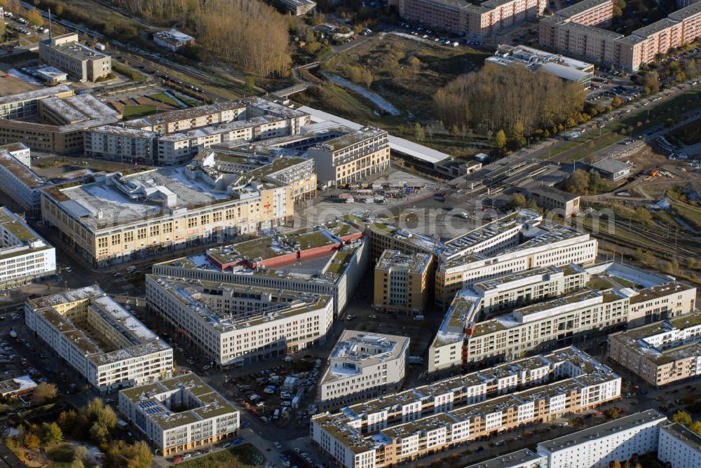 Aerial photograph Berlin - Blick auf das Stadtteilzentrum Helle-Mitte im Berliner Bezirk Marzahn-Hellersdorf. Es wurde im September 1997 eröffnet und bietet viel Abwechslung. Unter an derem befindet sich dort ein Kino, viele Geschäfte und Boutiquen, Restaurants, ein Ärztehaus und das Rathaus. Aber auch Wohnraum, ein Hotel und eine Fachhochschule haben sich dort angesiedelt. Kontakt: Helle Mitte Immobilienverwaltungs GmbH, Lil-Dagover Straße 2 12627 Berlin, Tel. +49(0)30 9922 8800, Fax +49(0)30 9922 1325, Email: info@hellemittegmbh.de; Alice Salomon Hochschule Berlin, Alice-Salomon Platz 5 12627 Berlin, Tel. +49(0)30 99245 0, Fax +49(0)30 99245 245, Email: asfh-@asfh-berlin.de