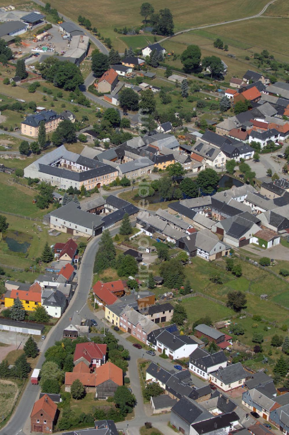 Zeulenroda-Triebes from the bird's eye view: Blick auf Zeulenroda-Triebes, Ortsteil Pahren. Er liegt etwa sechs Kilometer westlich des Stadtkerns von Zeulenroda. Die älteste urkundliche Erwähnung des Ortes stammt vom 28. Juni 1387. Eine geologische Besonderheit des Dorfes sind die Marmorvorkommen. So wurde in den Steinbrüchen der Pahrener Marmor gewonnen, dessen Farbskala von Schwarzblau über Rot bis Gelb reicht. Kontakt: Stadtverwaltung Zeulenroda-Triebes, Schäferstraße 2, 07950 Zeulenroda-Triebes, Tel. +49 (0)36622 76151, Fax +49 (0)36628 97395, EMail h.winkler@zeulenroda-triebes.de