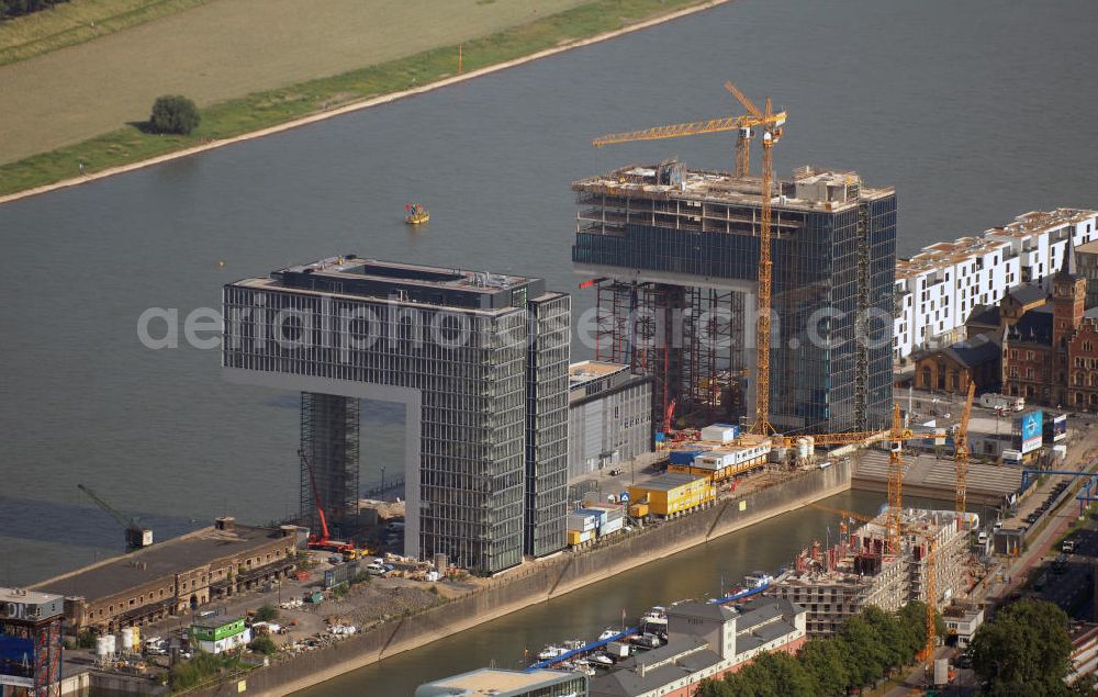 Aerial image Köln - Blick auf zwei der drei Kranhäuser am Kölner Rheinauhafen. Die Bürogebäude sind alle ca. 60 Meter hoch, 34 Meter breit und haben eine Länge von 70 Metern. Entworfen wurden sie vom Architekturbüro BRT Bothe Richter Teherani. Das mittlere Kranhaus, das Kranhaus1 (hier links im Bild), war das erste, der drei Bürohäuser, das gebaut wurde und setzte den Anstoß für das nördliche und südliche Kranhaus. Kontakt: BRT Bothe Richter Teherani Architekten, Oberbaumbrücke 1 20457 Hamburg Bürohaus Deichtor, Tel. +49(0)40 24842 0, Fax +49(0)40 24842 222, Email: office@brt.de