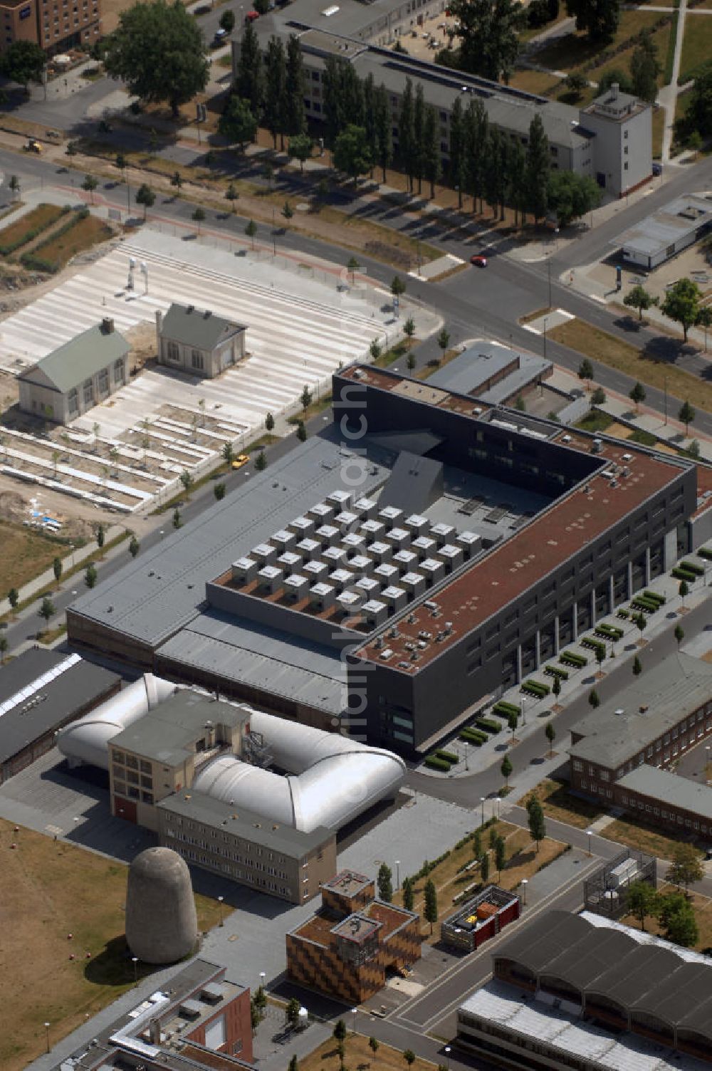 Berllin from above - Blick auf die Zweigbibliothek Naturwissenschaften der HU in Berlin-Adlershof. Sie stellt Medien der Bereiche Chemie, Geographie, Informatik, Mathematik, Physik, Psychologie bereit. Adresse: Erwin Schrödinger-Zentrum, Rudower Chaussee 26, 12489 Berlin-Adlershof, Tel. +49 (0)30 2093 3163, Fax +49 (0)30 2093 5404, EMail nawi@ub.hu-berlin.de