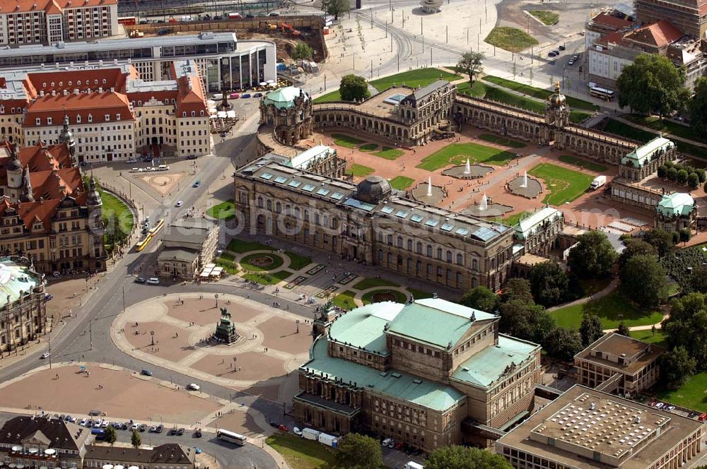 Dresden from the bird's eye view: Der Dresdner Zwinger ist ein barockes Bauwerk in Dresden mit einer herausragenden Kunstsammlung, gelegen zwischen der Semperoper und dem Postplatz.