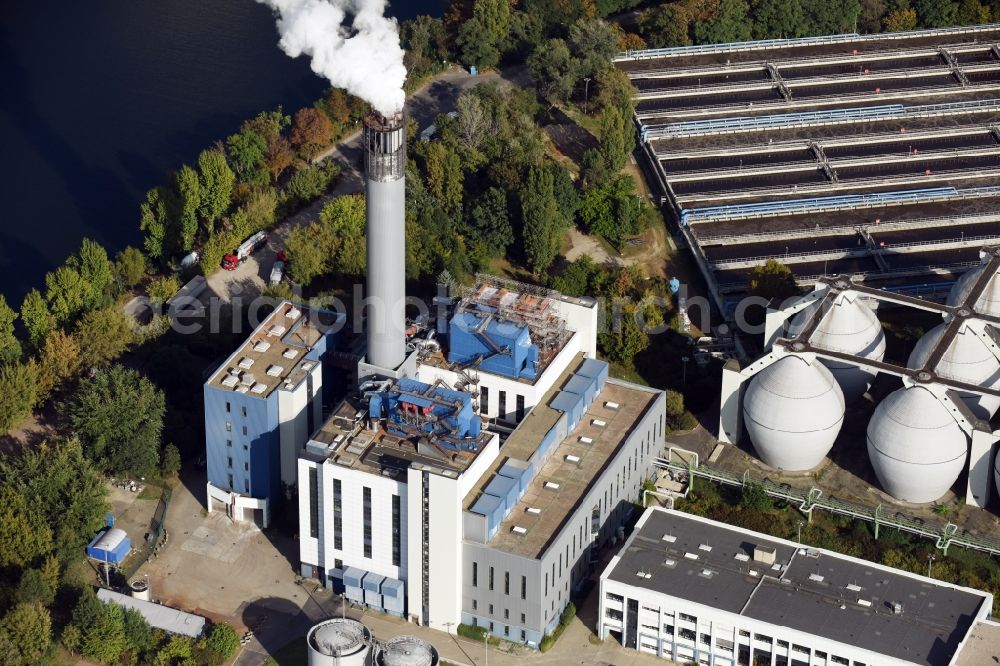 Berlin from above - Power station plants of the combined heat and power station - regional heat at the sewage treatment basins and purification stages der Berliner Wasserbetriebe in Berlin