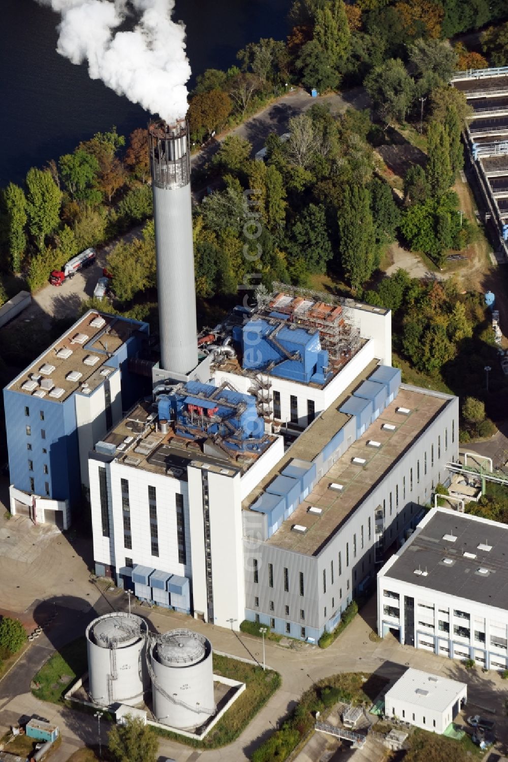 Berlin from the bird's eye view: Power station plants of the combined heat and power station - regional heat at the sewage treatment basins and purification stages der Berliner Wasserbetriebe in Berlin