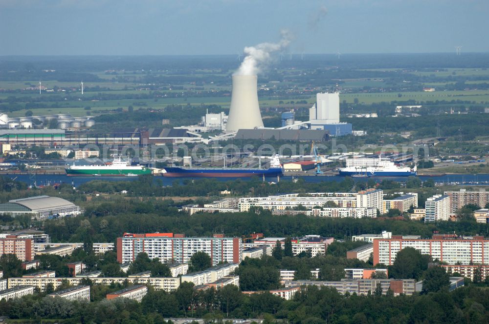 Aerial image Rostock - Power station plants of the combined heat and power station - regional heat der KNG Kraftwerks- und Netzgesellschaft mbH on street Am Kuehlturm in Rostock in the state Mecklenburg - Western Pomerania